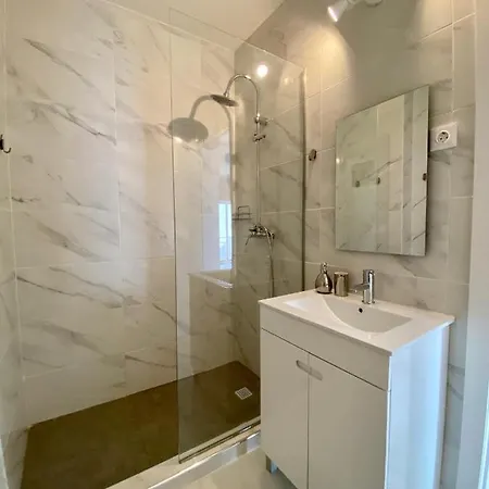 White Downtown Apartman