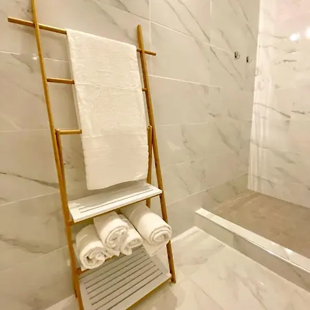 White Downtown Apartman