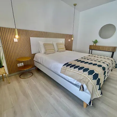 White Downtown Apartment Albufeira